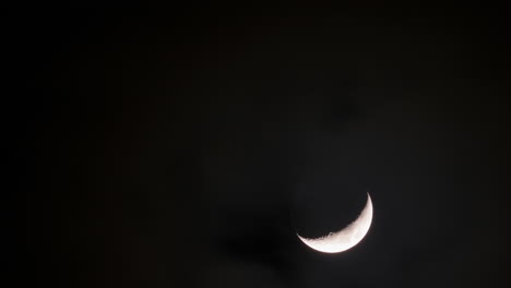 el lapso de tiempo de la luna en movimiento en el cielo nocturno