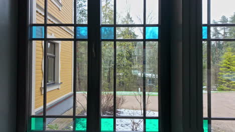 Ventanas-Corredizas-Desde-El-Interior-De-Un-Edificio-Hasta-Un-Jardín-O-Un-Camión-Forestal-En-Cámara-Lenta