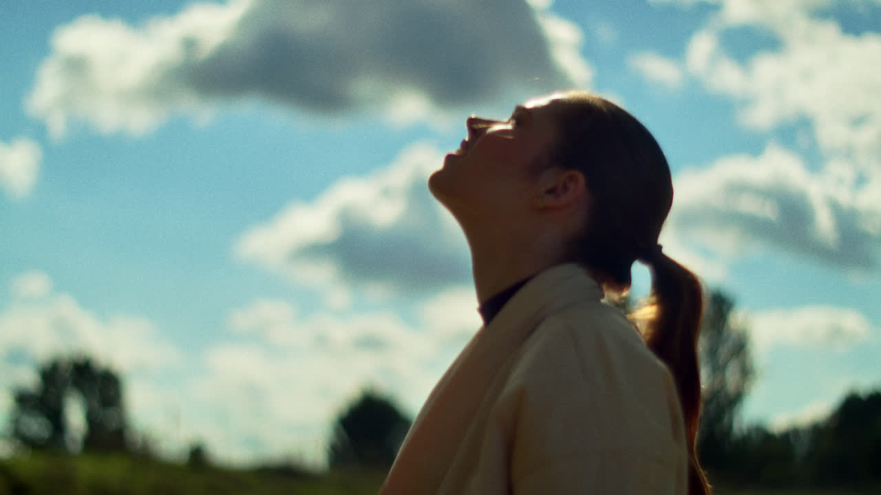 Mujer estirándose hacia el cielo, escenas de la naturaleza