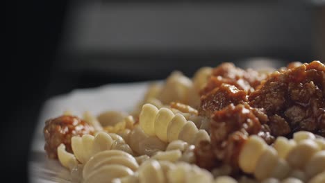 Una-Cocina-Deliciosa-Y-Sabrosa-Hecha-De-Pasta-Con-Salsa-Boloñesa-En-Un-Plato-De-Cerámica-Blanca---Primer-Plano-Extremo