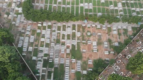 antena sobre cementerio en karachi. pedestal arriba