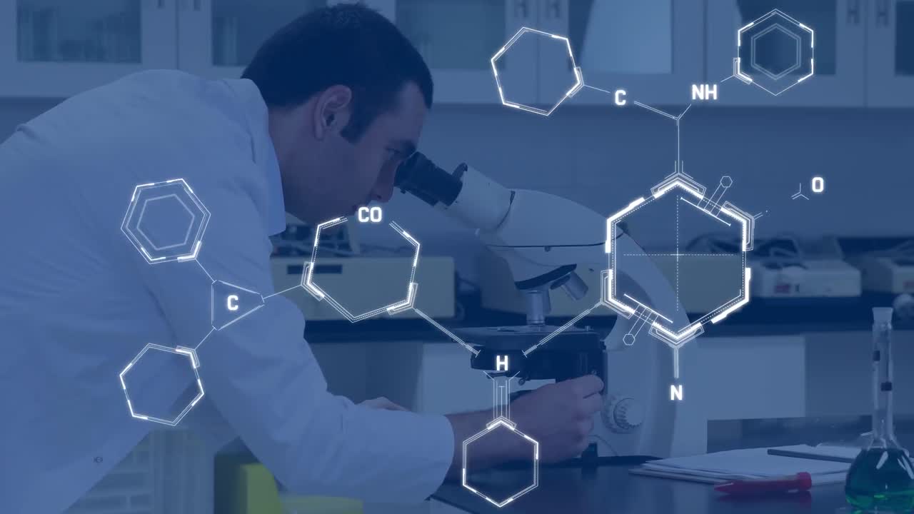 현미경을 사용하여 두 인종의 남성 실험실 직원 위에 화학 공식의 애니메이션