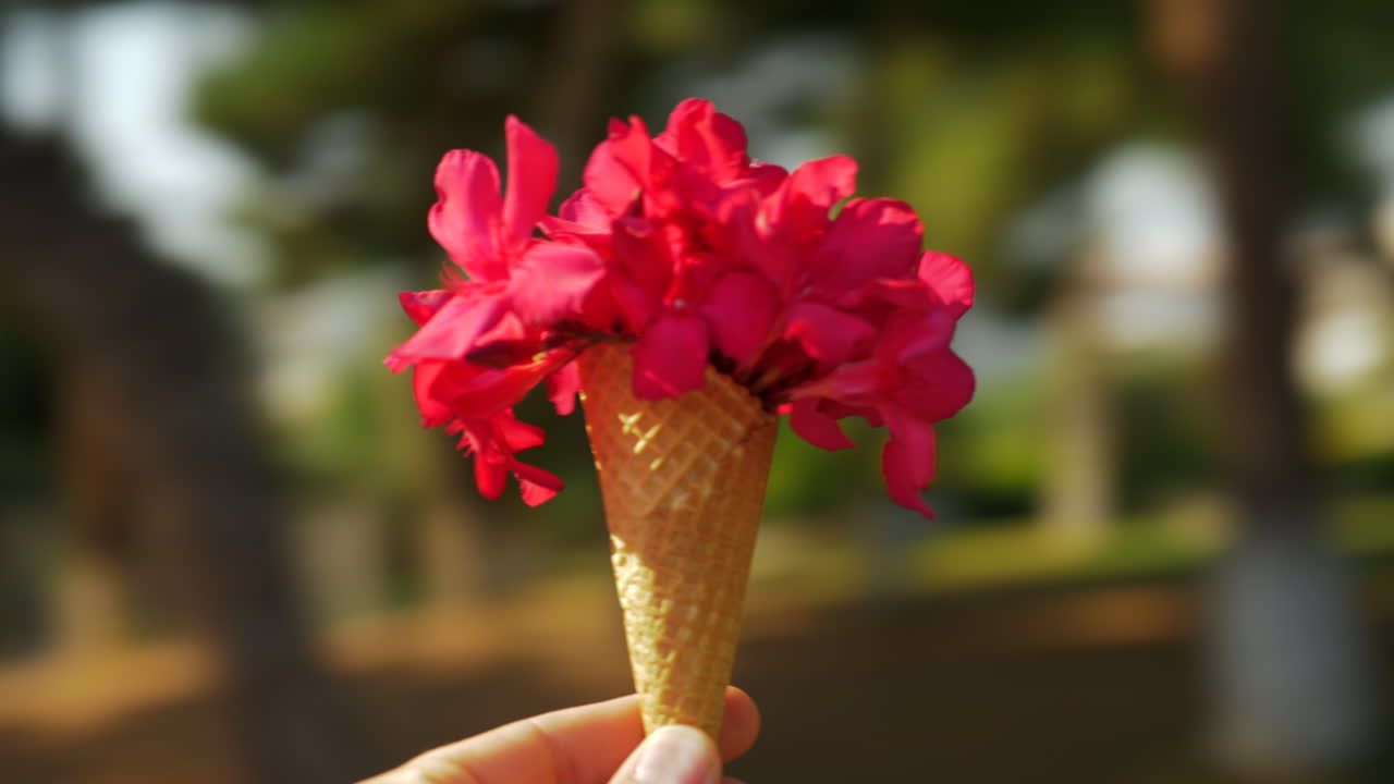 Uomo con un bouquet di fiori in cono waffle che gira su se stesso