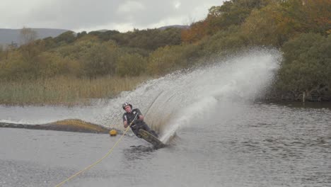 Junger-Slalom-Skifahrer-Wasserski-Schneidet-Um-Boje-Herum