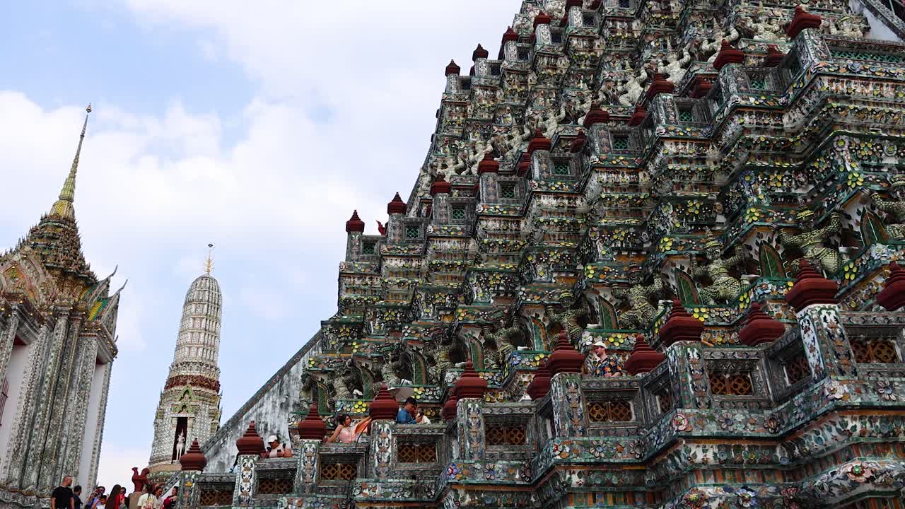 A 12-second video captures the intricate details of Wat Arun temple under clear skies in Bangkok, Thailand