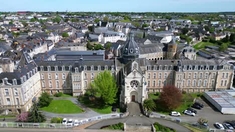 Krankenhaus,-Chateau-Gontier-In-Frankreich.-Luftaufnahme-Einer-Drohne-Seitwärts