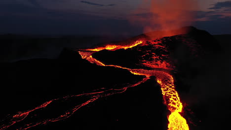 erupción volcánica por la noche