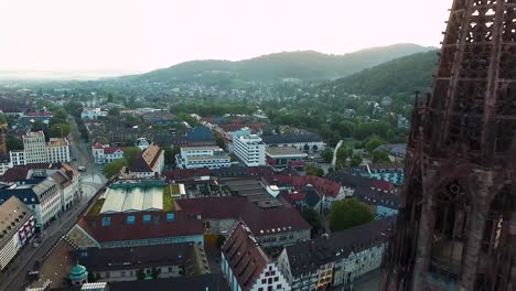 4k-Drohne-Footage-shot-near-the-Cathedral-in,-Fraiburg-im-Breisgau,-Germany-at-Sunrise