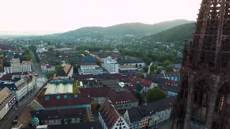 imágenes de 4k drohne filmadas cerca de la catedral en fraiburg im breisgau, alemania al amanecer
