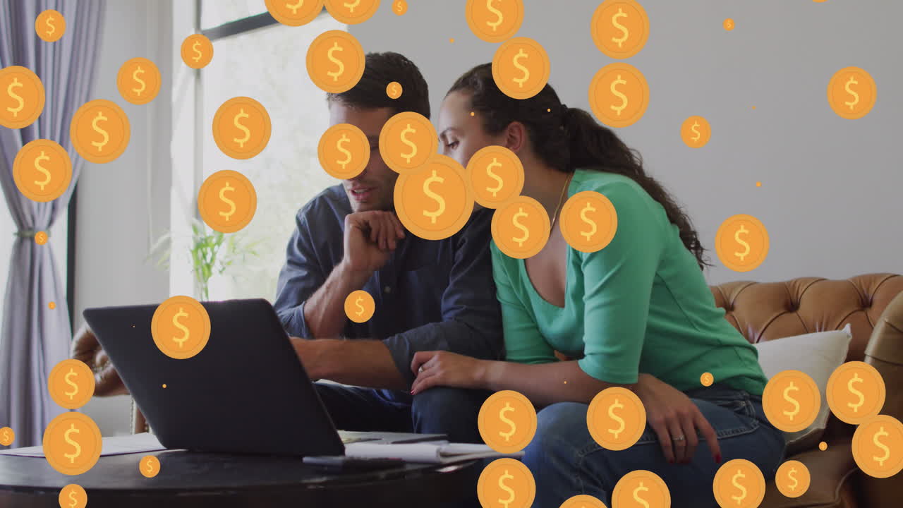 animación de símbolos de dólares sobre una pareja diversa usando una computadora portátil