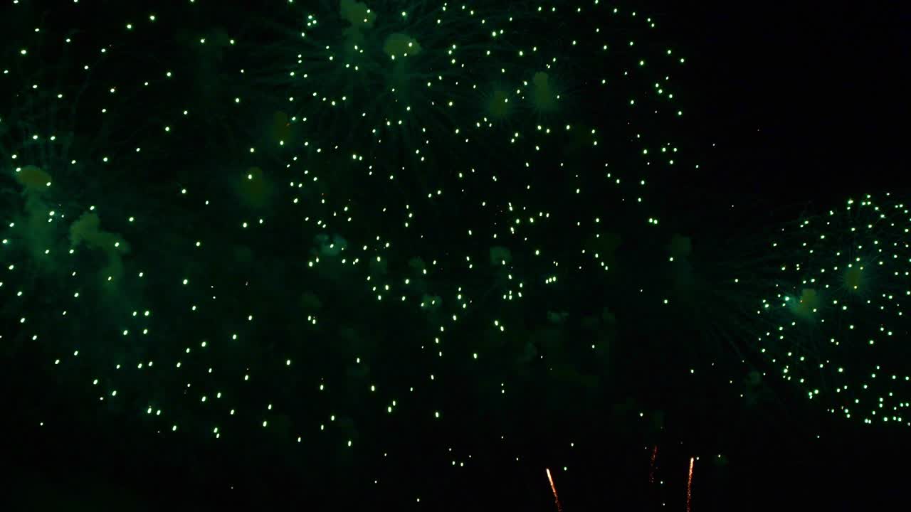 hermosa exhibición de trabajo de fuego colorido por la noche para la celebración en el festival