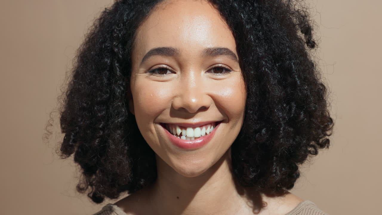 Retratos de uma Mulher Sorridente com Cabelo Cacheado