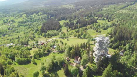 Toma-Aérea-De-Establecimiento-De-La-Torre-De-Observación-En-Las-Montañas-Sudety.