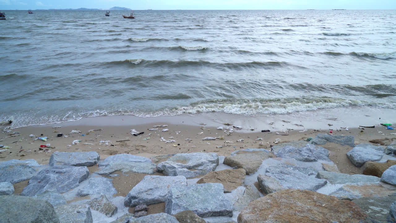 해변의 쓰레기와 쓰레기 - 나쁜 환경