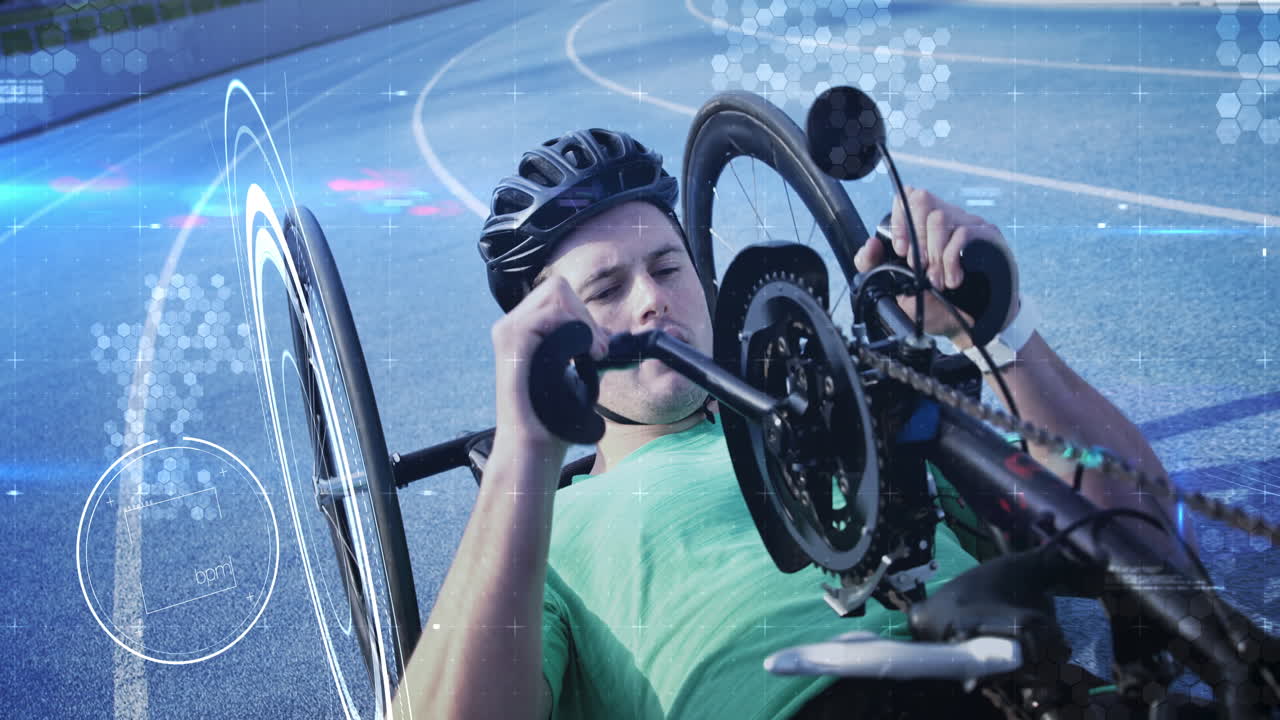 시간 측정 의 애니메이션 과 누워 있는 자전거 에서 경주 하는 백인 운동 선수