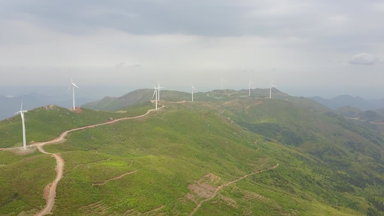 산에 있는 풍력 발전 장비