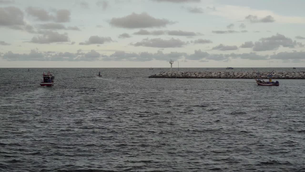항구, 카오 타키 압, 하우 힌, 태국에서 바다로 향하는 태국 어선