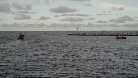 Thailändisches-Fischerboot-Auf-Dem-Weg-Ins-Meer-Im-Hafen-Von-Khao-Takiab,-Hau-Hin,-Thailand