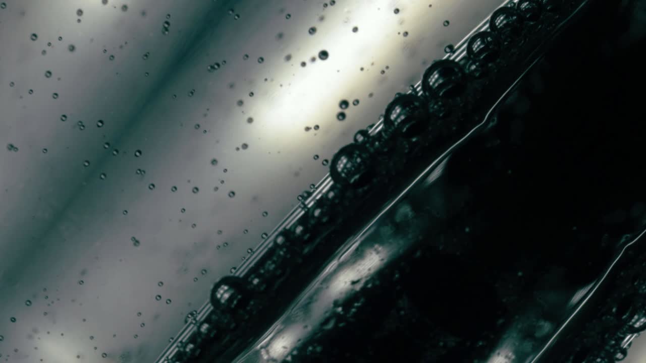 burbujas de agua turquesa que se mueven lentamente maro abstracto inclinado