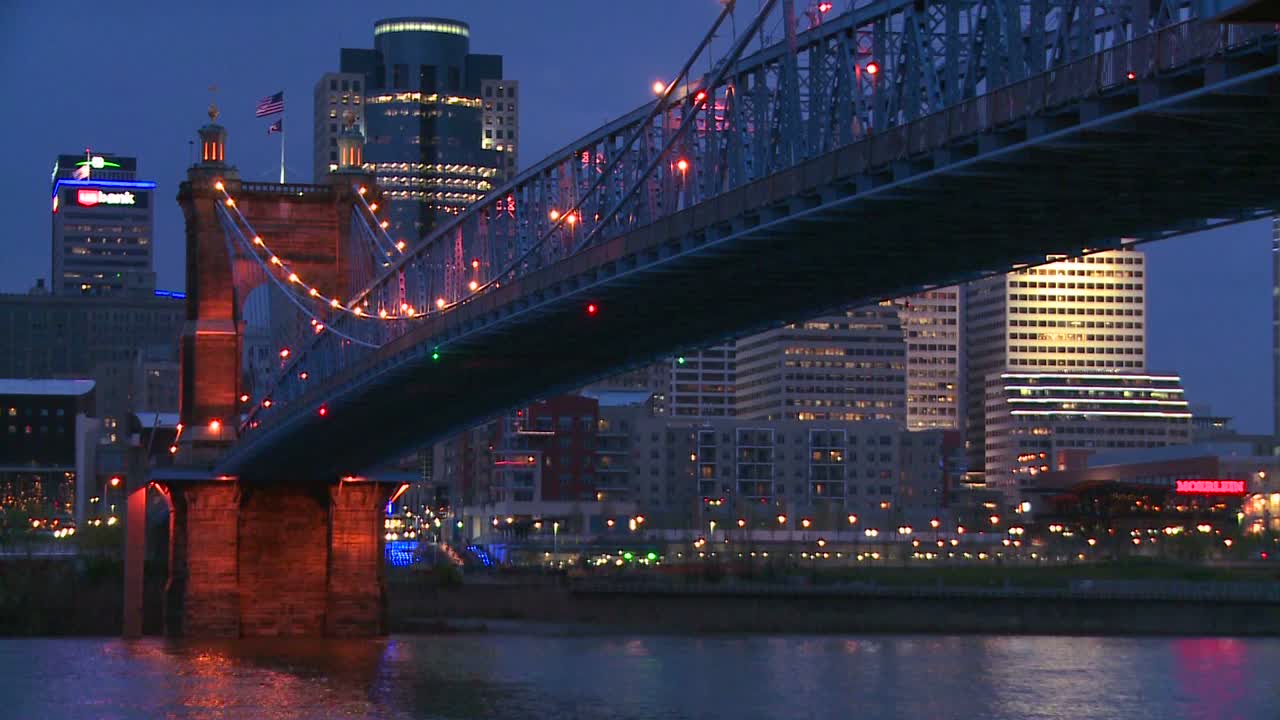 신시내티 오하이오 스카이라인 배경의 밤