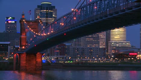 Noche-Con-El-Fondo-Del-Horizonte-De-Cincinnati-Ohio