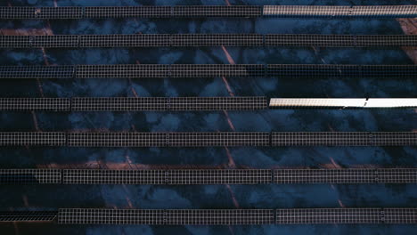 vista aérea de arriba hacia abajo, planta de energía solar, matrices de paneles solares en el desierto