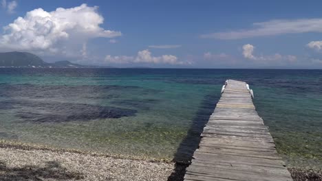 Toma-Panorámica-Suave-De-La-Playa-De-Boukari-En-La-Isla-De-Corfú,-Grecia.