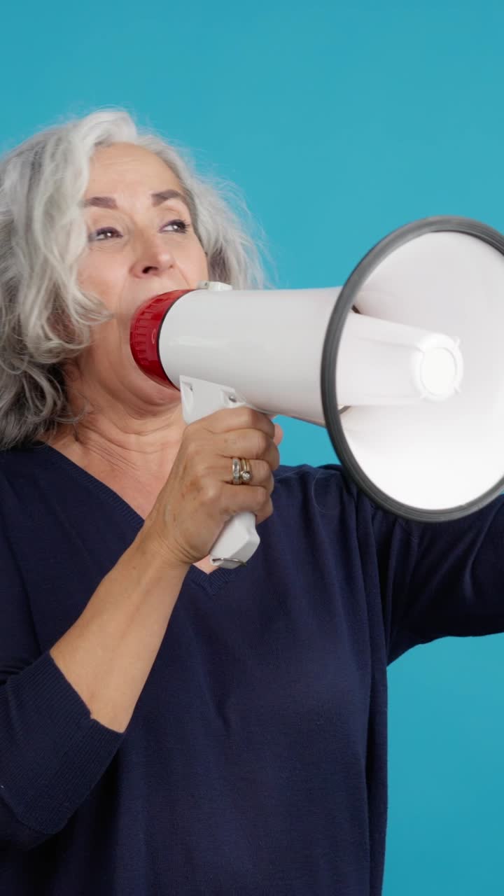 Donna anziana che parla in un megafono