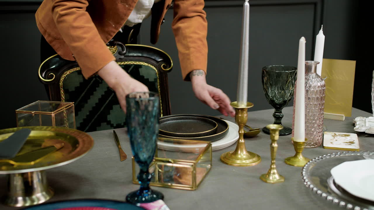 азиатская женщина кладет украшения на стол