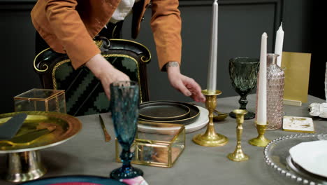 mujer asiática poniendo adornos en una mesa