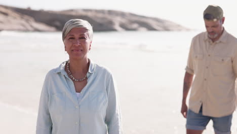 hombre, mujer y sorpresa en la playa
