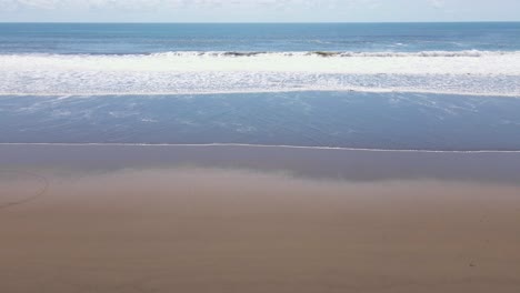 Große-Wellen,-Die-Am-Helllichten-Tag-Auf-Einen-Leeren-Flachen-Strand-Krachen