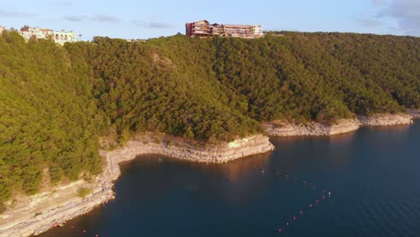 fotografía aérea de un agujero de natación justo debajo del oasis en el lago travis en austin, texas