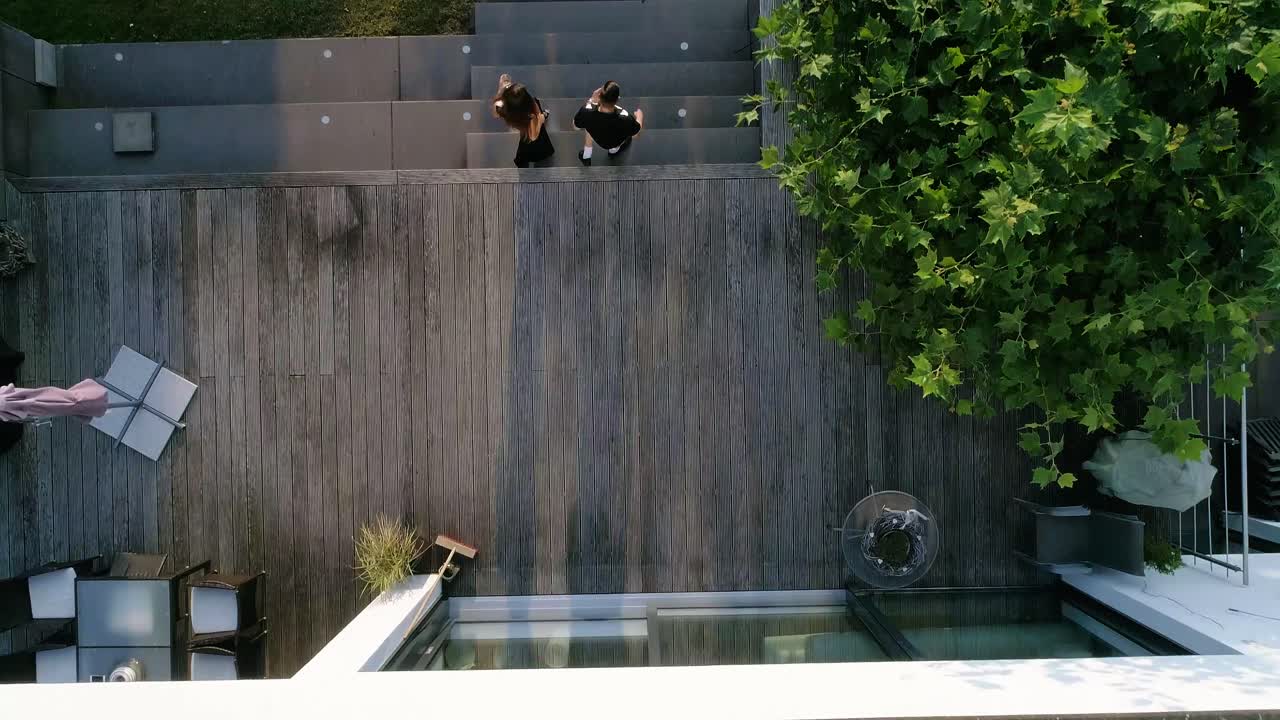 vista aérea de pájaro revelando a dos personas saliendo