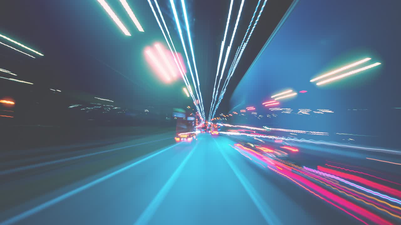 гиперлапс быстрого движения на ночных улицах