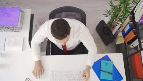 el hombre de negocios positivo se alegra, el trabajador de oficina alegre.