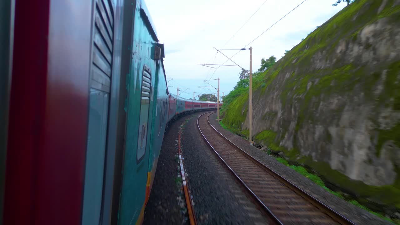 Ferrovia Indiana: Viaggio Incantevole e Clima Splendido.