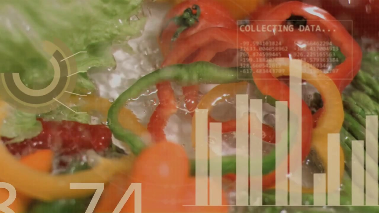 Sovrapposizione HUD che si attiva e scansiona anelli di peperone e lattuga in cucina, raccogliendo dati binari.