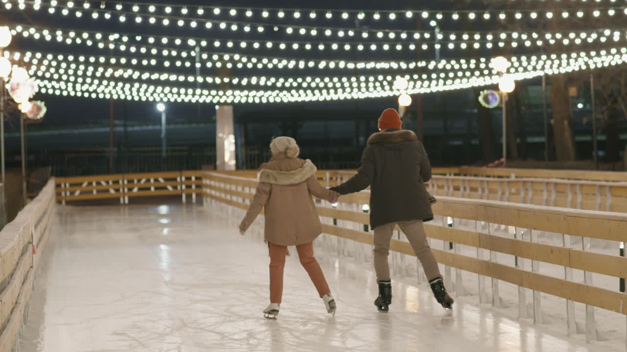 밤 에 얼음 스케이팅 을 하는 부부