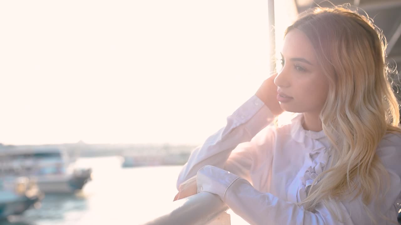 슬로우 모션:아름다운 소녀는 바다를 배경으로 순항하면서 순간을 즐깁니다.