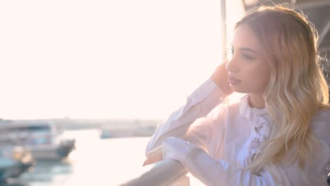 cámara lenta: hermosa chica disfruta del momento mientras navega con vista al mar en el fondo