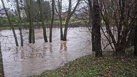 Naturaleza-En-Transición-El-Río-Después-De-Fuertes-Lluvias