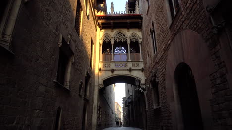 Cámara-Suave-Y-Estable-A-Lo-Largo-De-Una-Calle-Estrecha-En-El-Centro-De-Barcelona