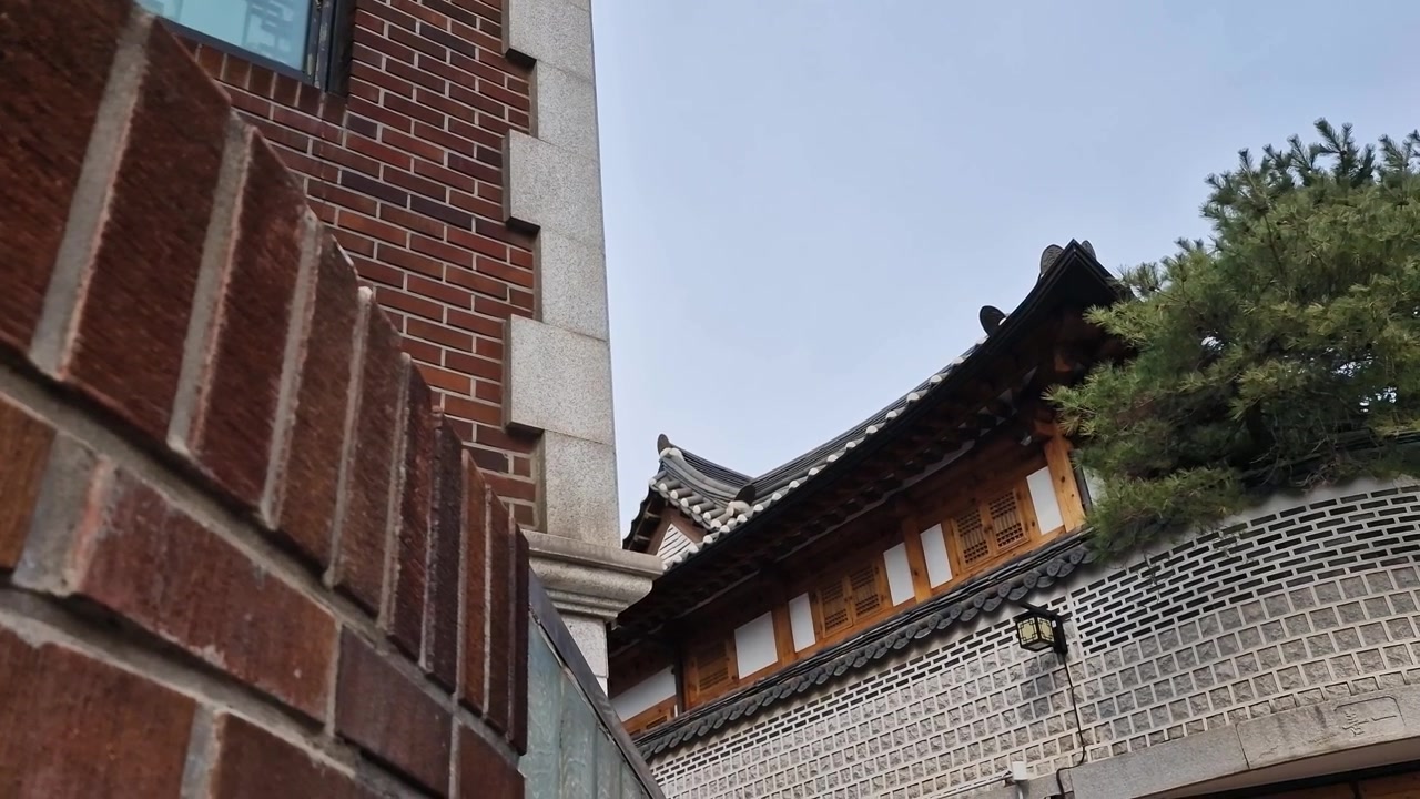 Bukchon Hanok Landsby, gammelt beboelseskvarter i Seoul, Sydkorea, populær turistattraktion