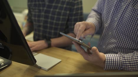 filmagem de localização de pessoas usando tecnologia de computador em negócios diários e trabalho de escritório