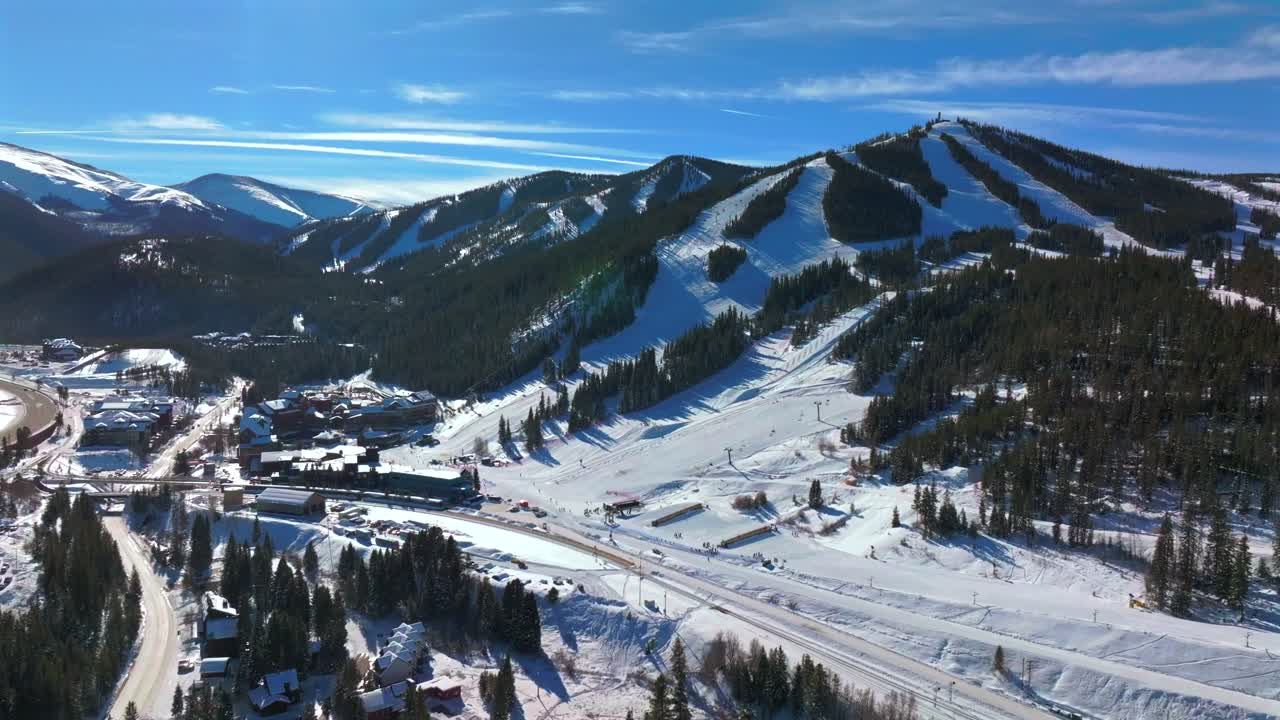 mañana parque de invierno centro turístico pueblo lodge tren de esquí estacionamiento de automóviles diciembre pájaro azul soleado nieve fresca mary jane esquí snowboard correr senderos bertoud paso colorado góndola eleva hacia adelante pan up movimiento