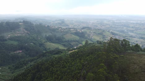 Vista-Aérea-De-Bosques-Y-Casas-En-Asturias