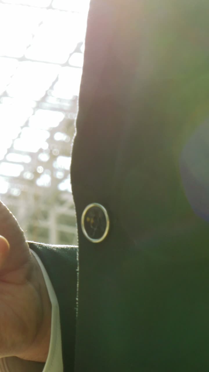 손으로 스마트폰을 들고