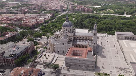 órbita-Aérea:-Catedral-De-La-Almudena,-Majestuoso-Monumento-De-Madrid