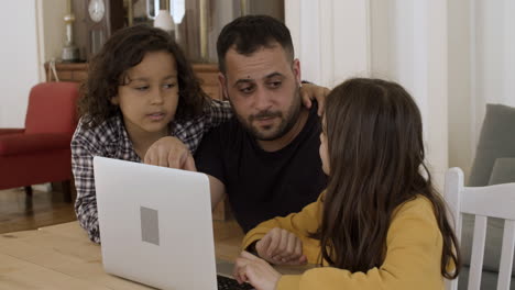 Padre-Con-Hijos-Encontrando-Información-Interesante-En-Internet.